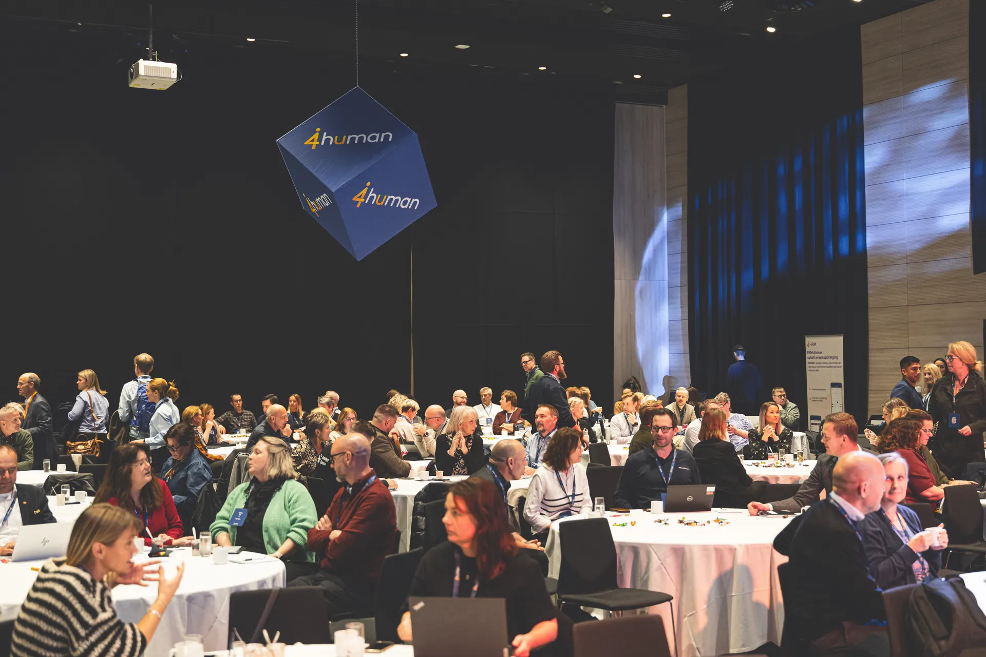 Deltakere samlet til Brukerdagene i en konferansesal